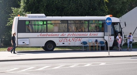 Ambulans do pobierania krwi przed Urzędem Miasta Gdyni / fot. Dorota Nelke