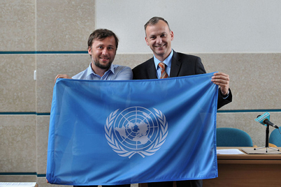 Na zdjęciu Piotr Krośniak z Biura Projektowego UNDP w  Polsce przekazuje flagę ONZ  wiceprezydentowi Gdyni Michałowi Guciowi fot. Małgorzata Mnich
