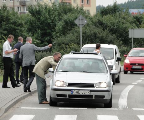 Samorządowcy rozdają kierowcom pocztówki