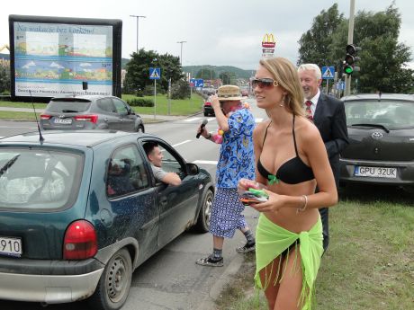 Rozdawanie pocztówek i gadżetów