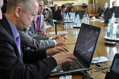 Zakupu biletu ZKM dokonuje wiceprezydent Marek Stępa / fot. Dorota Nelke