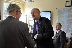 Dyrektor ZKM gratuluje wiceprezydentowi Markowi Stępie zakupu biletu ZKM przez internet / fot. Dorota Nelke