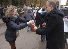Prezydent Gdyni Wojciech Szczurek podczas kwesty 1 listopada na cmentarzu w Witominie / fot. Robert Płaczkiewicz