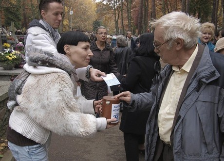 Projektanci Jola Słoma i Mirosław Trymbulak podczas kwesty 1 listopada na cmentarzu w Witominie / fot. Robert Płaczkiewicz