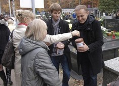 Prezydent Gdyni Wojciech Szczurek z synem Markiem podczas kwesty 1 listopada na cmentarzu w Witominie / fot. Robert Płaczkiewicz