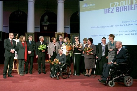 Laureaci konkursu Człowiek bez barier z małżonką Prezydenta RP Anną Komorowską, fot.: Piotr Stanisławski, pracownik Stowarzyszenia Przyjaciół Integracji.