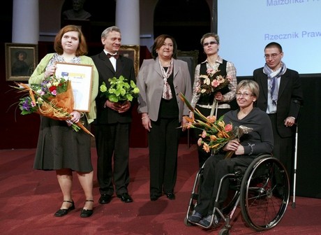 Laureaci konkursu Człowiek bez barier z małżonką Prezydenta RP Anną Komorowską, fot.: Piotr Stanisławski, pracownik Stowarzyszenia Przyjaciół Integracji.