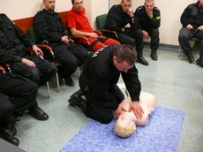 Gdyńscy policjanci doskonalą swoje umiejętności z zakresu pierwszej pomocy - źródło KMP