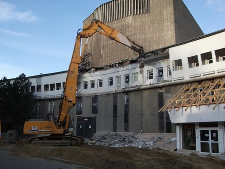 Wyburzanie elewacji zaplecza