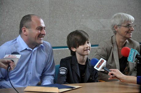 Od lewej: tata zawodnika Marcin Grudziński,  Marcel Grudziński i Pełnomocnik Prezydenta ds. Sportu Joanna Zielińska, fot. Dorota Nelke