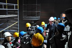Dyrektor Teatru Muzycznego Maciej Korwin z dziennikarzami, fot. Michał Kowalski