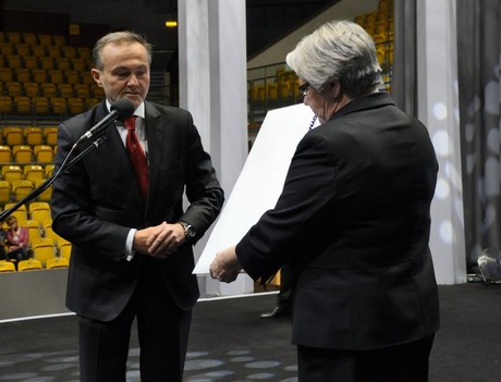 Prezydent Gdyni Wojciech Szczurek przekazał dyrektor Muzeum Miasta Gdyni Dagmarze Płaza-Opackiej karty zapełnione wspomnieniami do Jubileuszowej Księgi Gdynian / fot.: Dorota Nelke