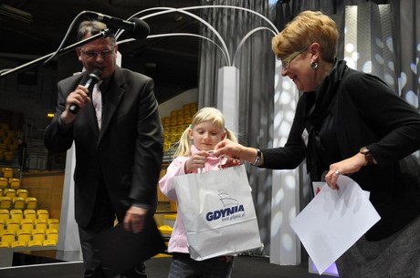 Julia odbiera nagrodę / fot.: Dorota Nelke