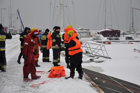 Szkolenie z autoratownictwa na lodzie, w Marinie Gdynia przeprowadzone przez ratowników WOPR-u i GOSiR-u oraz strażaków / fot. Michał Kowalski