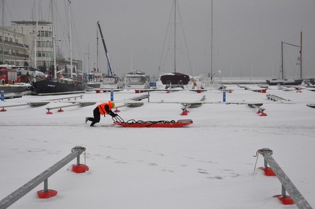Szkolenie z autoratownictwa na lodzie, w Marinie Gdynia przeprowadzone przez ratowników WOPR-u i GOSiR-u oraz strażaków / fot. Michał Kowalski