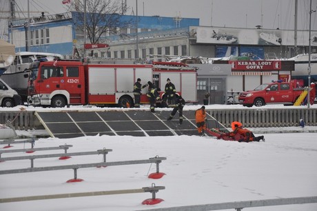 Szkolenie z autoratownictwa na lodzie, w Marinie Gdynia przeprowadzone przez ratowników WOPR-u i GOSiR-u oraz strażaków / fot. Michał Kowalski