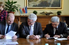 od lewej Wiceprezydent Gdyni Marek Stępa, Prezes Qumak-Sekom Paweł Jaguś, Wicprezes Qumak-Sekom Jan Goliński / fot. Dorota Nelke