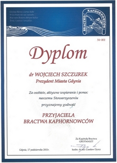Dyplom wręczony prezydentowi Gdyni Wojciechowi Szczurkowi