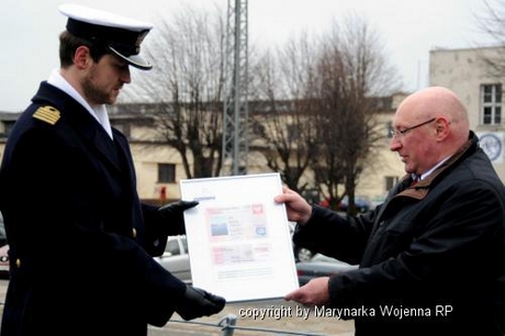 W imieniu Prezydenta Gdyni symboliczny dowód osobisty wręczył dowódcy jednostki  wiceprezydent Bogusław Stasiak, fot.: M. Kluczyński