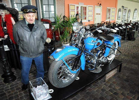 Witold Ciążkowski z motocyklem Harley Davidson z 1941 roku