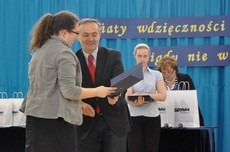 Uroczystość wręczenia nagród 8 wspaniałym - Prezydent wręcza dyplomy nominowanym w konkursie / fot. Dorota Nelke
