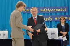 Uroczystość wręczenia nagród 8 wspaniałym - Prezydent wręcza dyplomy nominowanym w konkursie / fot. Dorota Nelke