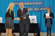 Uroczystość wręczenia nagród 8 wspaniałym - Prezydent wręcza dyplomy nominowanym w konkursie / fot. Dorota Nelke