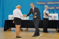 Uroczystość wręczenia nagród 8 wspaniałym - Prezydent wręcza dyplomy nominowanym w konkursie / fot. Dorota Nelke