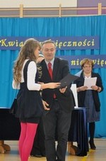 Uroczystość wręczenia nagród 8 wspaniałym - Prezydent wręcza dyplomy nominowanym w konkursie / fot. Dorota Nelke