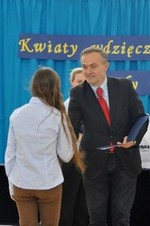 Uroczystość wręczenia nagród 8 wspaniałym - Prezydent wręcza dyplomy nominowanym w konkursie / fot. Dorota Nelke
