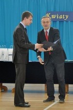 Uroczystość wręczenia nagród 8 wspaniałym - Prezydent wręcza dyplomy nominowanym w konkursie / fot. Dorota Nelke