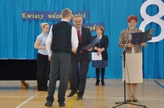Uroczystość wręczenia nagród 8 wspaniałym - Prezydent wręcza dyplomy nominowanym w konkursie / fot. Dorota Nelke