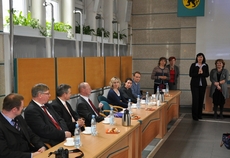 Spotkanie na sali Rady Miasta z młodzieżą gdyńską oraz młodzieżą kilońską, w którym uczestniczyli Szef Kancelarii Landu Szlezwik-Holsztyn Arne Wulff oraz wiceprezydent Gdyni Pani Ewa Łowkiel, fot.: Michał Kowalski