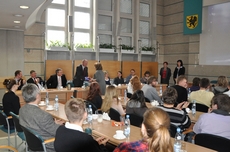 Spotkanie na sali Rady Miasta z młodzieżą gdyńską oraz młodzieżą kilońską, w którym uczestniczyli Szef Kancelarii Landu Szlezwik-Holsztyn Arne Wulff oraz wiceprezydent Gdyni Pani Ewa Łowkiel, fot.: Michał Kowalski