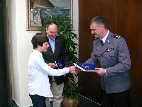 Od prawej: Komendant Miejski Policji w Gdyni mł. insp. Robert Leksycki, Bogdan i Kacper Kwiatkowscy