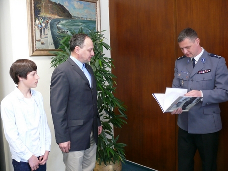 Od prawej: Komendant Miejski Policji w Gdyni mł. insp. Robert Leksycki, Bogdan i Kacper Kwiatkowscy