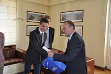 Prezydent Gdyni Wojciech Szczurek wręcza nagrodę Kacprowi Banaszczykowi, fot. Michał Kowalski