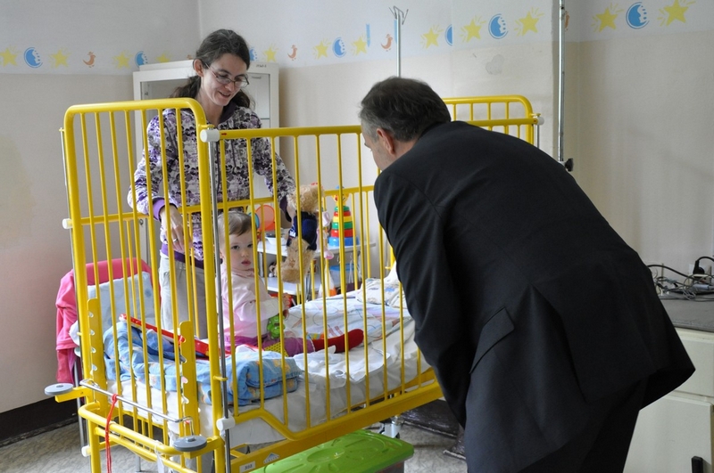Prezydent Gdyni Wojciech Szczurek z okazji Dnia Dziecka odwiedził dzieci w gdyńskim szpitalu, fot. Dorota Nelke