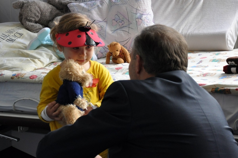 Prezydent Gdyni Wojciech Szczurek z okazji Dnia Dziecka odwiedził dzieci w gdyńskim szpitalu, fot. Dorota Nelke
