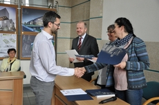 Wiceprezydent Gdyni Marek Stępa wręcza dyplomy autorom wyróżnionych prac, fot. Michał Kowalski