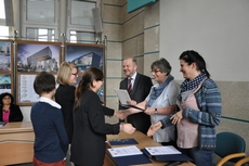 Wiceprezydent Gdyni Marek Stępa wręcza dyplomy autorom wyróżnionych prac, fot. Michał Kowalski
