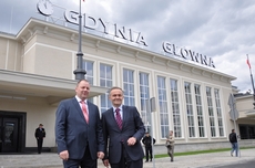 Prezydent Gdyni Wojciech Szczurek z prawej i Dyrektor Rejonu Dworców Kolejowych w Gdańsku Andrzej Neumann z lewej, fot. Dorota Nelke