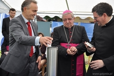 Od lewej prezydent Gdyni Wojciech Szczurek, abp. Sławoj Leszek Głódź i ks. Grzegorz Miloch, fot. Dorota Nelke