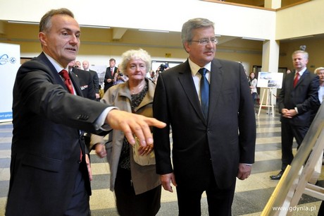 Prezydent Gdyni Wojciech Szczurek oprowadza po siedzibie Muzeum Emigracji Prezydenta RP Bronisława Komorowskiego i jego Mamę Jadwigę /fot. Dorota Nelke