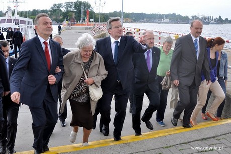 Prezydent Gdyni Wojciech Szczurek prowadzi Prezydenta RP Bronisława Komorowskiego i jego Mamę Jadwigę do siedziby Muzeum Emigracji /fot. Dorota Nelke