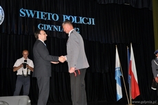 Radny Andrzej Bień przekazuje kluczyki do quada Komendantowi Miejskiemu Policji w Gdyni mł. insp. Robertowi Leksyckiemu,fot. Małgorzata Omachel-Kwidzińska