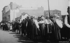 Pierwsze obchodzy Święta Morza w Gdyni 1932 r. - uczestnicy defilady zgrupowani przed wymarszem na ul. Starowiejskiej w Gdyni, fot. ze zbiorów Muzeum Miasta Gdyni
