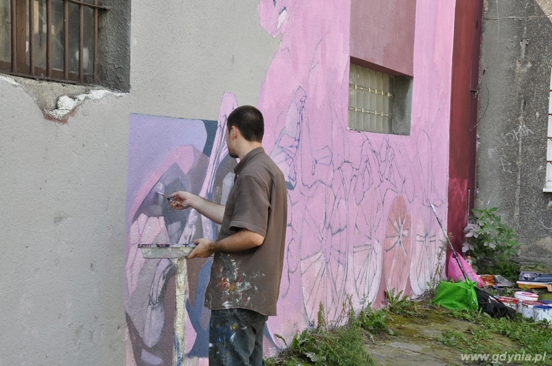 Igor Karasiewicz w trakcie prac nad muralem na budynku przy ul. Portowej, fot.: Michał Kowalski