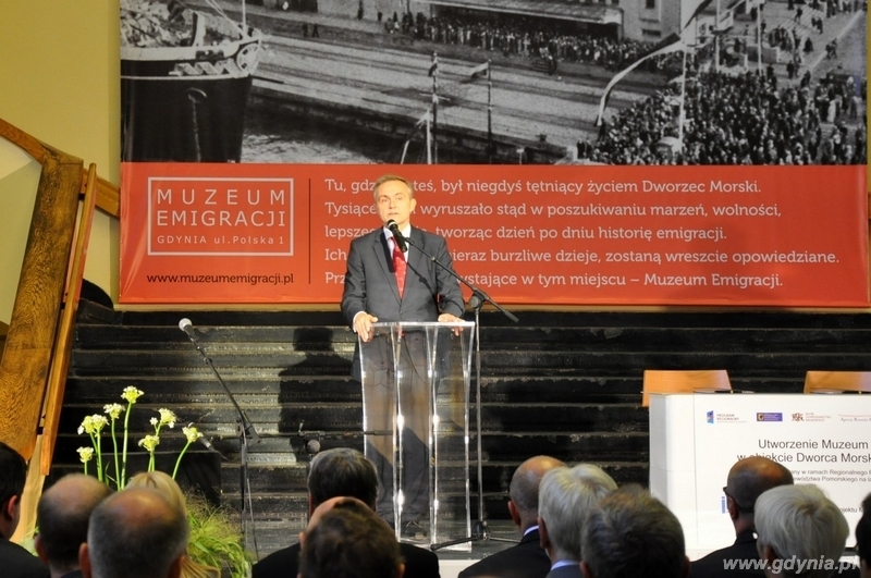 Prezydent Gdyni Wojciech Szczurek w gmachu przyszłego Muzeum Emigracji, fot.: Dorota Nelke