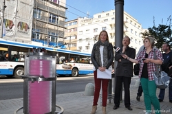 Ewa Janczukowicz-Cichosz z Centrum Designu Gdynia prezentuje energoskrzynkę z opcją siedzenia fot. Sylwia Szumielewicz-Tobiasz